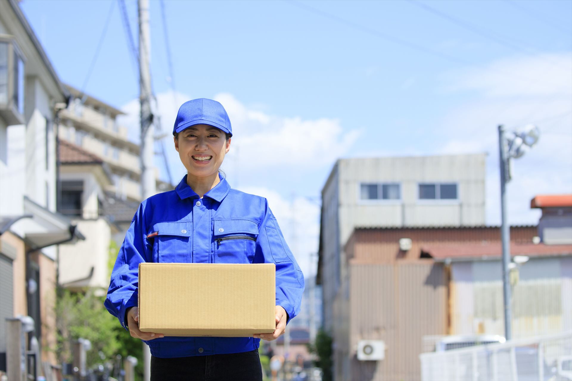 小包を運ぶ女性スタッフ